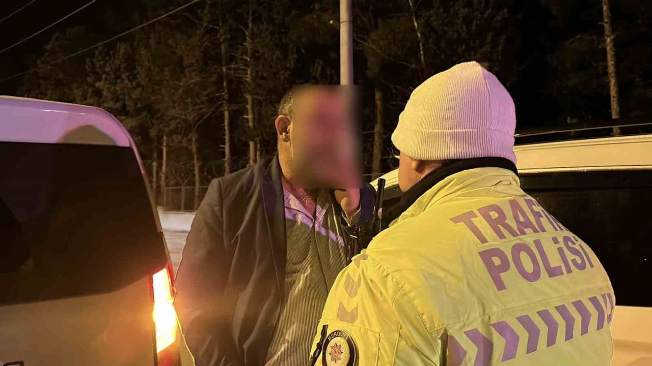 Burdur'da Uygulama Noktasından Kaçan Alkollü Sürücü Yakalandı, Gazetecileri Tehdit Etti