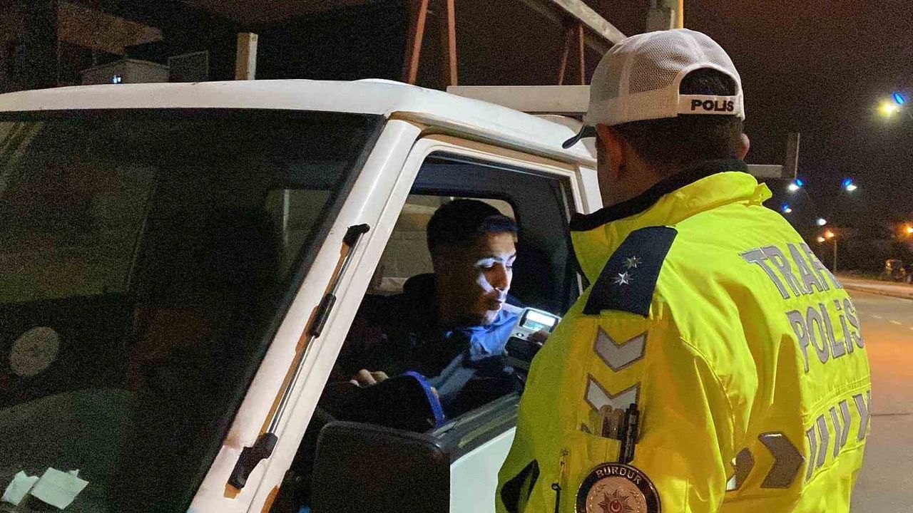 Burdur'da uygulamadan önce kaldırıma çıkan alkollü sürücü polis tarafından yakalandı