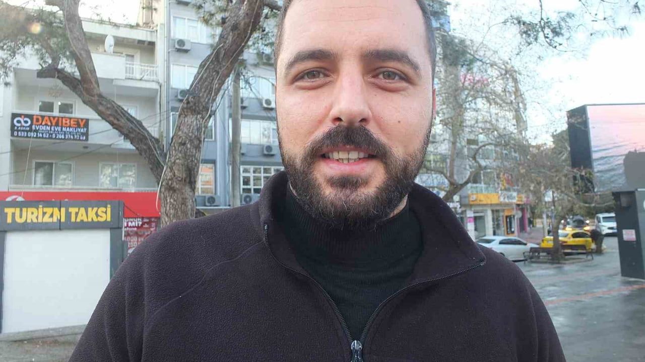 Burhaniye Cumhuriyet Meydanı'nda güvercinlere imeceyle bakım