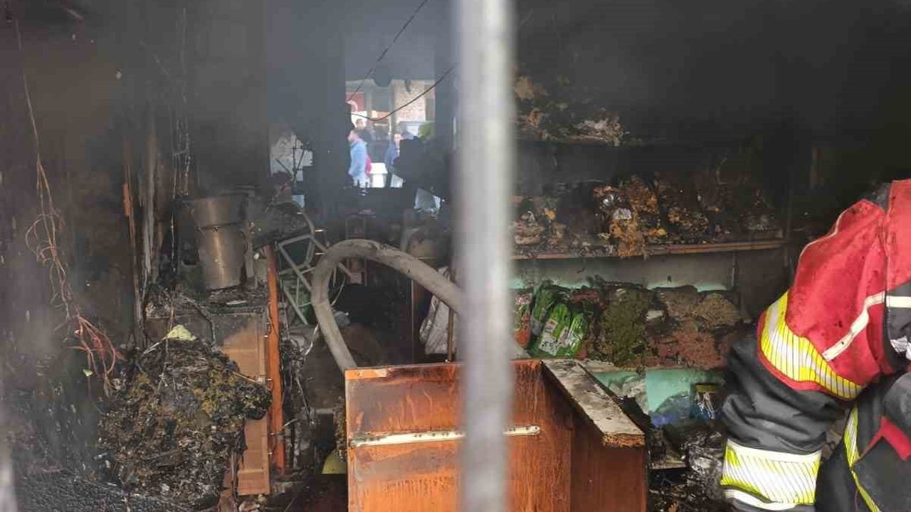 Burhaniye'de baharatçı dükkanında yangın: iş yerinde büyük hasar