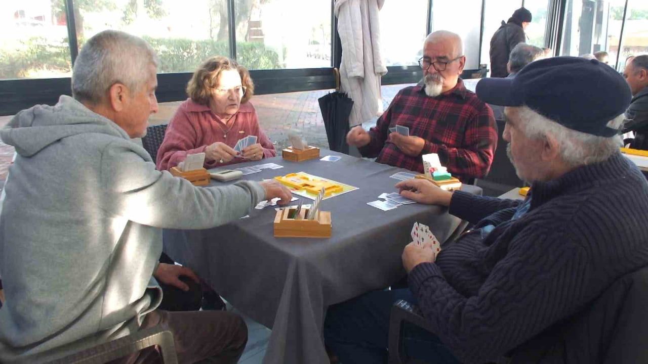 Burhaniye'de briç turnuvaları sürüyor