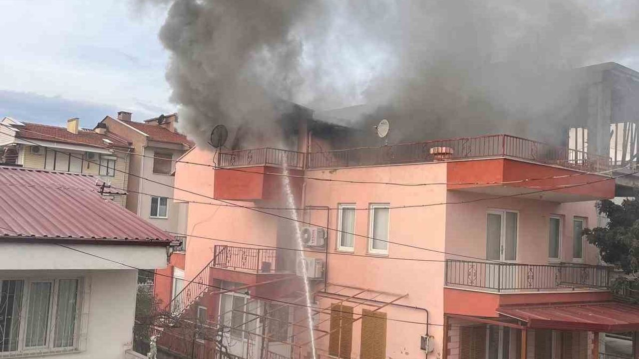 Burhaniye'de Çatı Yangını: Yaşlı Adam Alevlerin Arasından Kurtarıldı