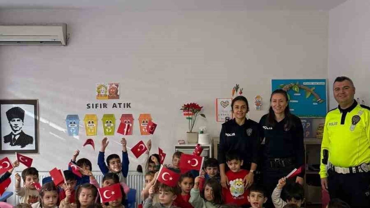 Burhaniye'de polisler anaokulu öğrencilerine trafik eğitimi verdi