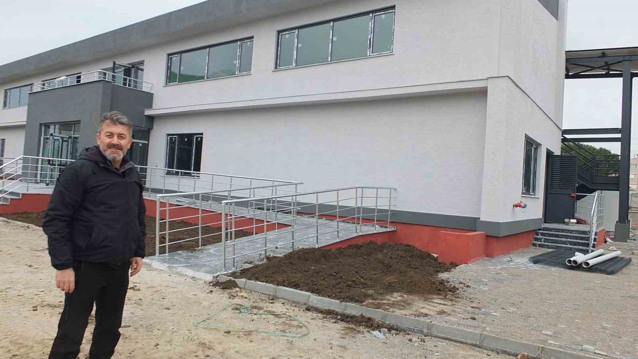 Burhaniye'de yarı olimpik yüzme havuzu tamamlandı