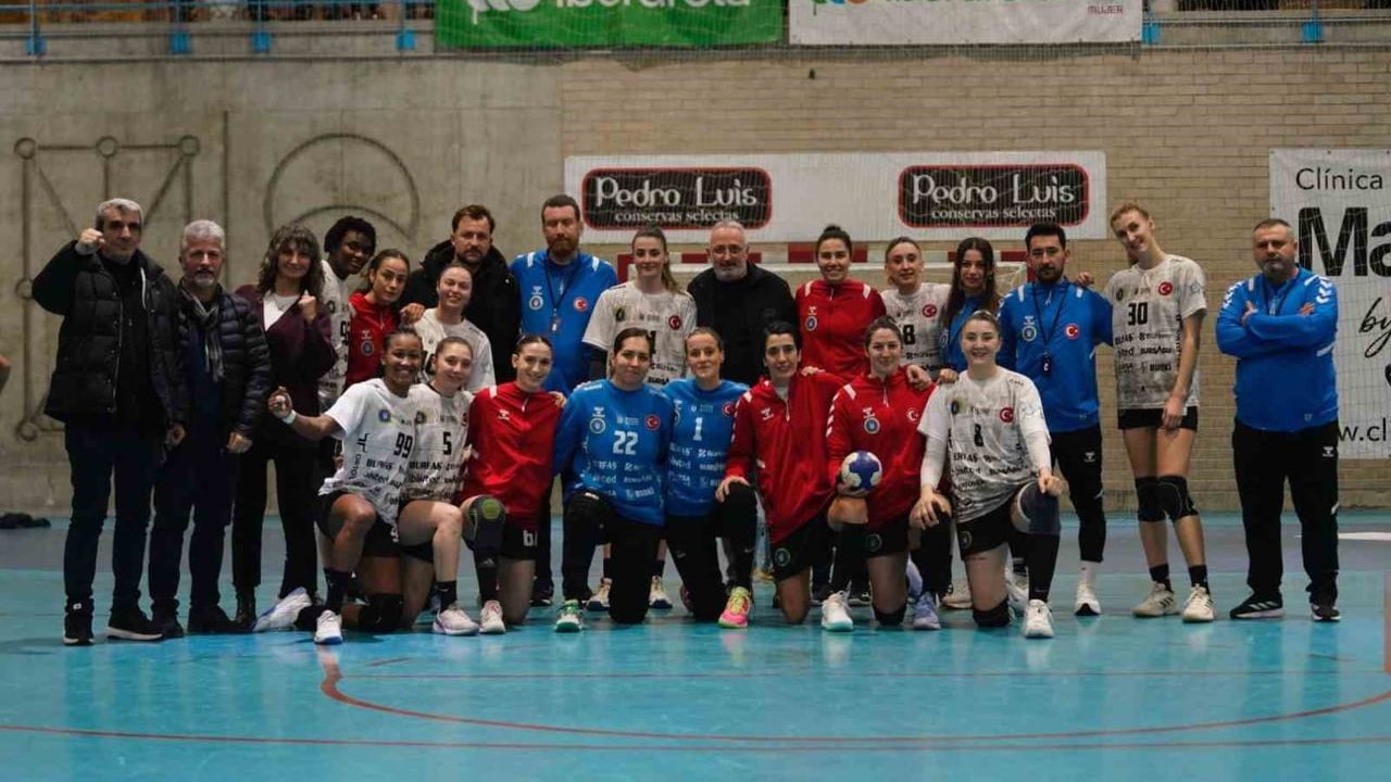 Bursa Büyükşehir Belediyespor, Replasa Beti-Onak'ı 25-24 Yenerek Çeyrek Finale Yaklaştı