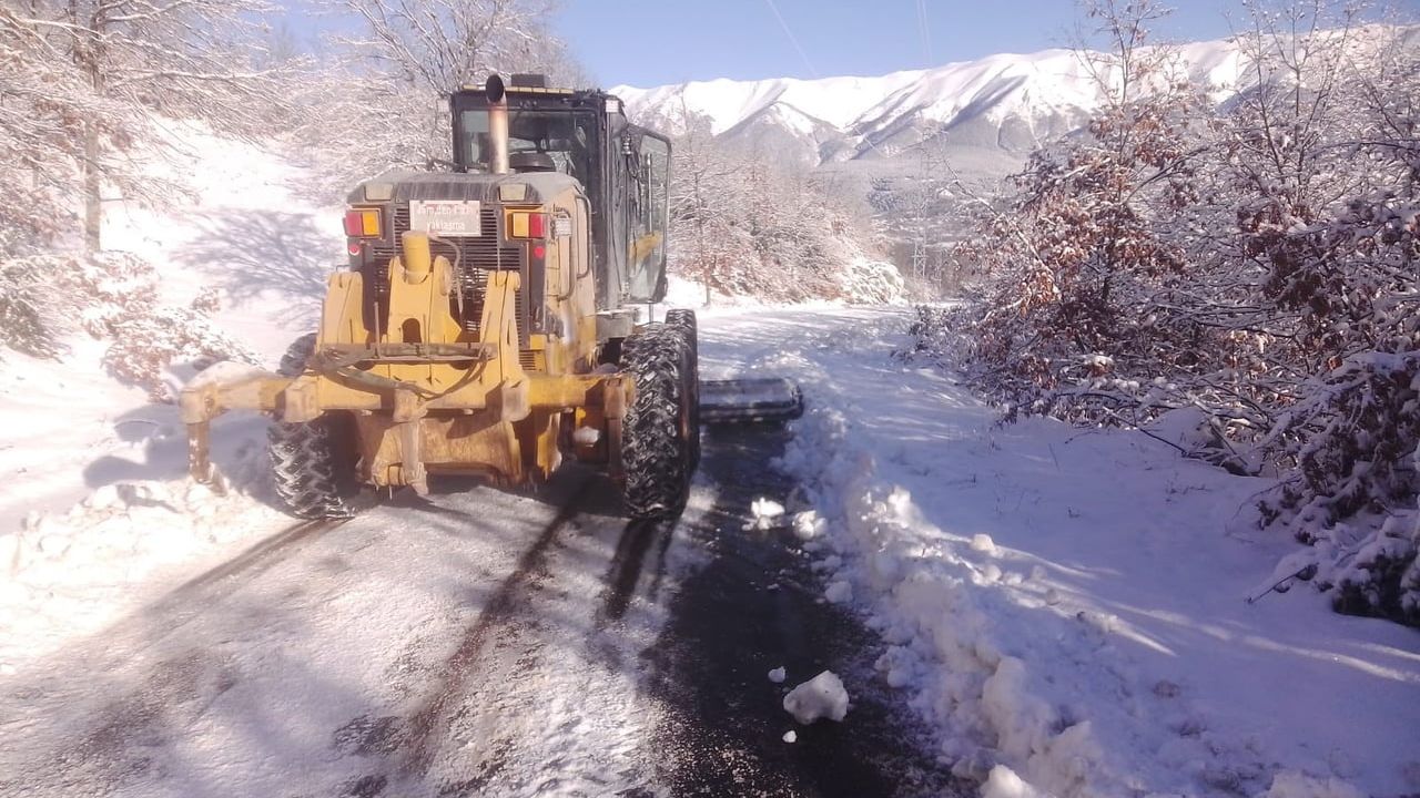 Bursa Büyükşehir ekipleri gece boyu kar mesaisinde