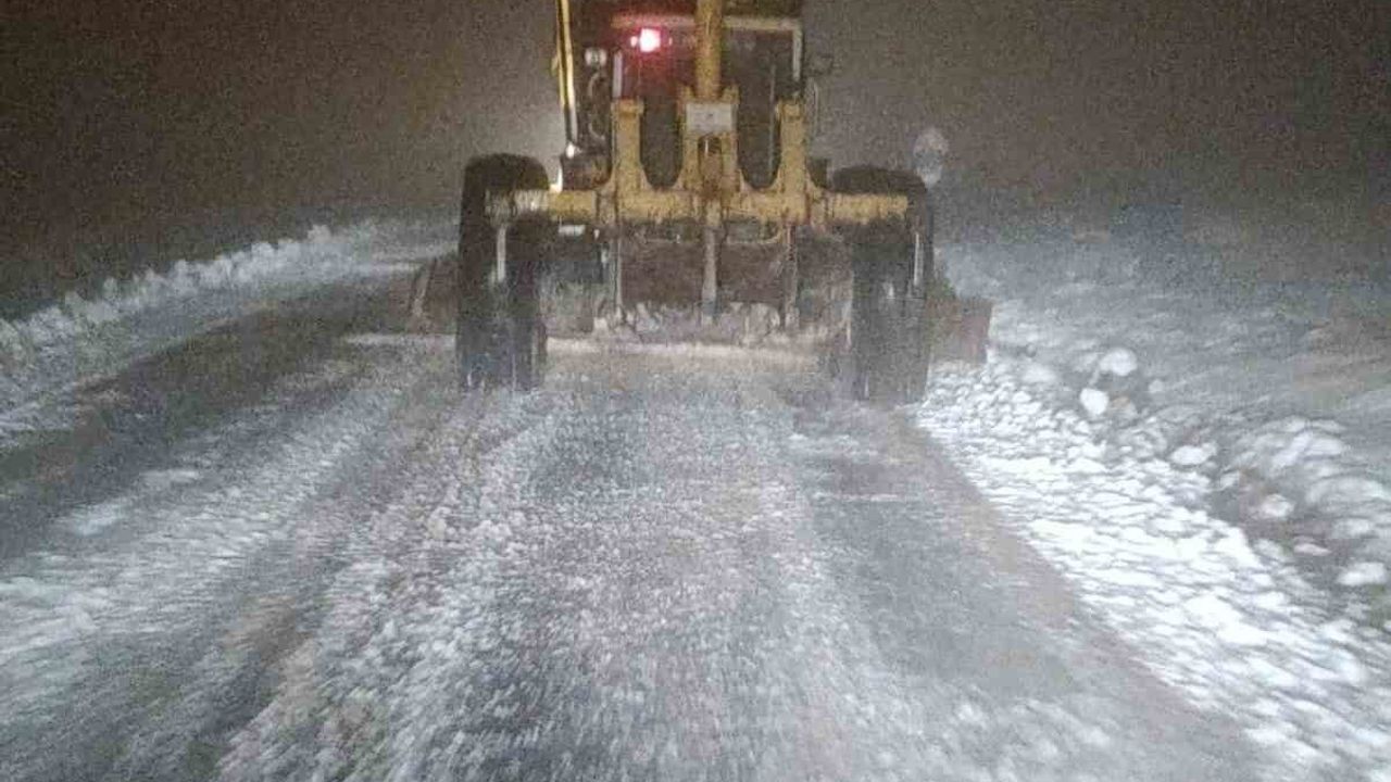 Bursa Büyükşehir karla mücadele çalışmasıyla yolları açtı