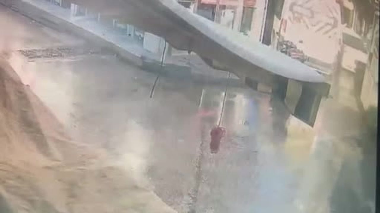 Bursa'da alışveriş sonrası yaşlı adama otomobil çarptı