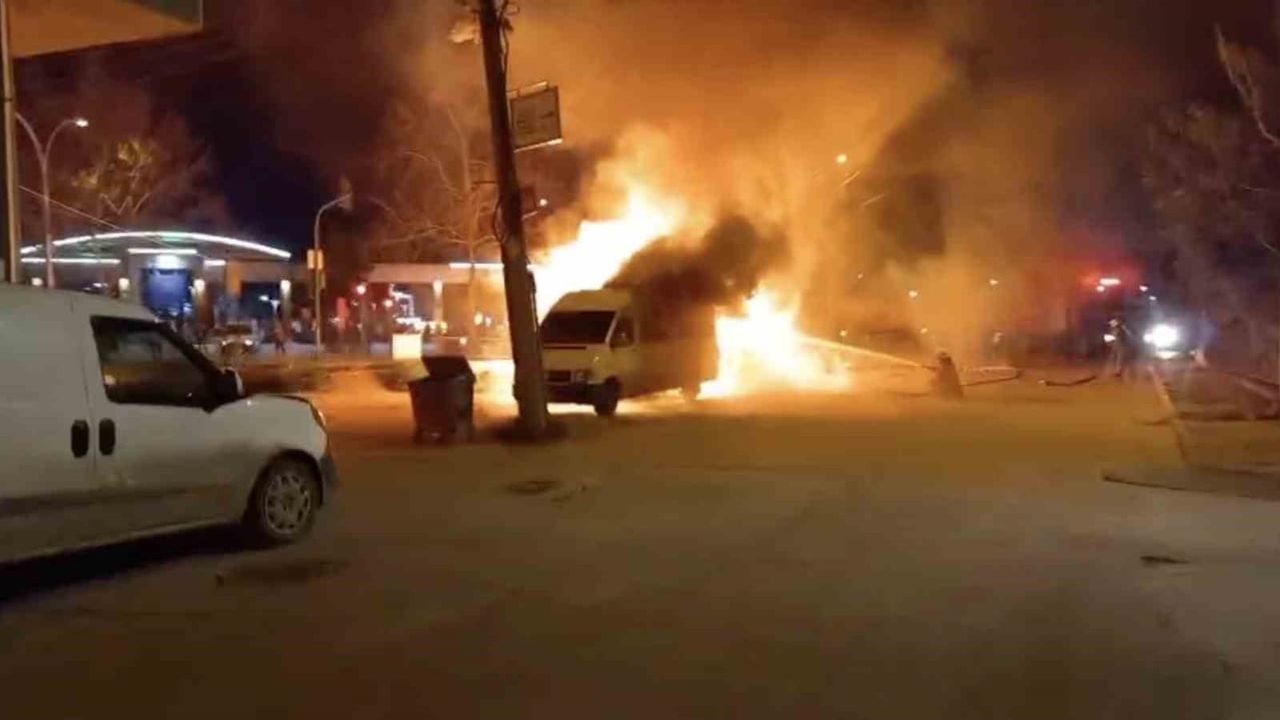 Bursa'da baraka yangını minibüse sıçradı