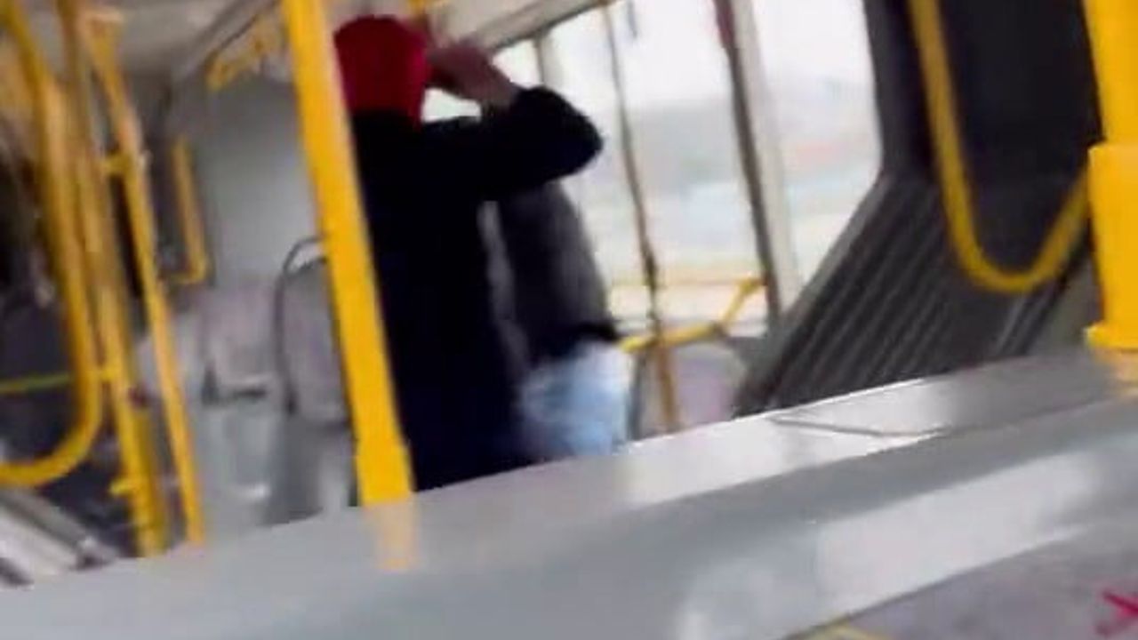 Bursa'da belediye otobüsünde yolcuya saldırı: "Komutanıma bıçak çekmişti"