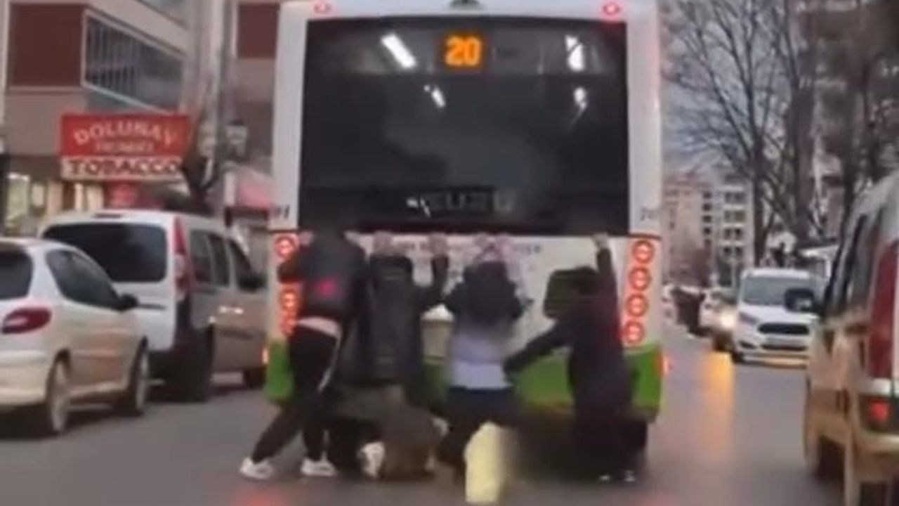 Bursa'da belediye otobüsünün arkasına tutunan 4 çocuk trafikte tehlike oluşturdu