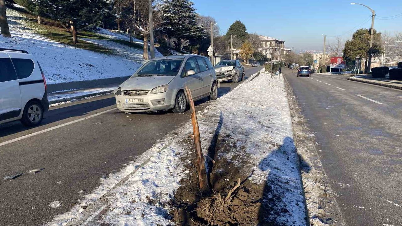 Bursa'da buzlanma kaynaklı kaza: 4 yaralı