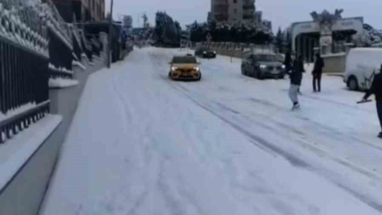 Bursa'da buzlu yolda kaza: Nilüfer Balat'ta araç site girişine çarptı