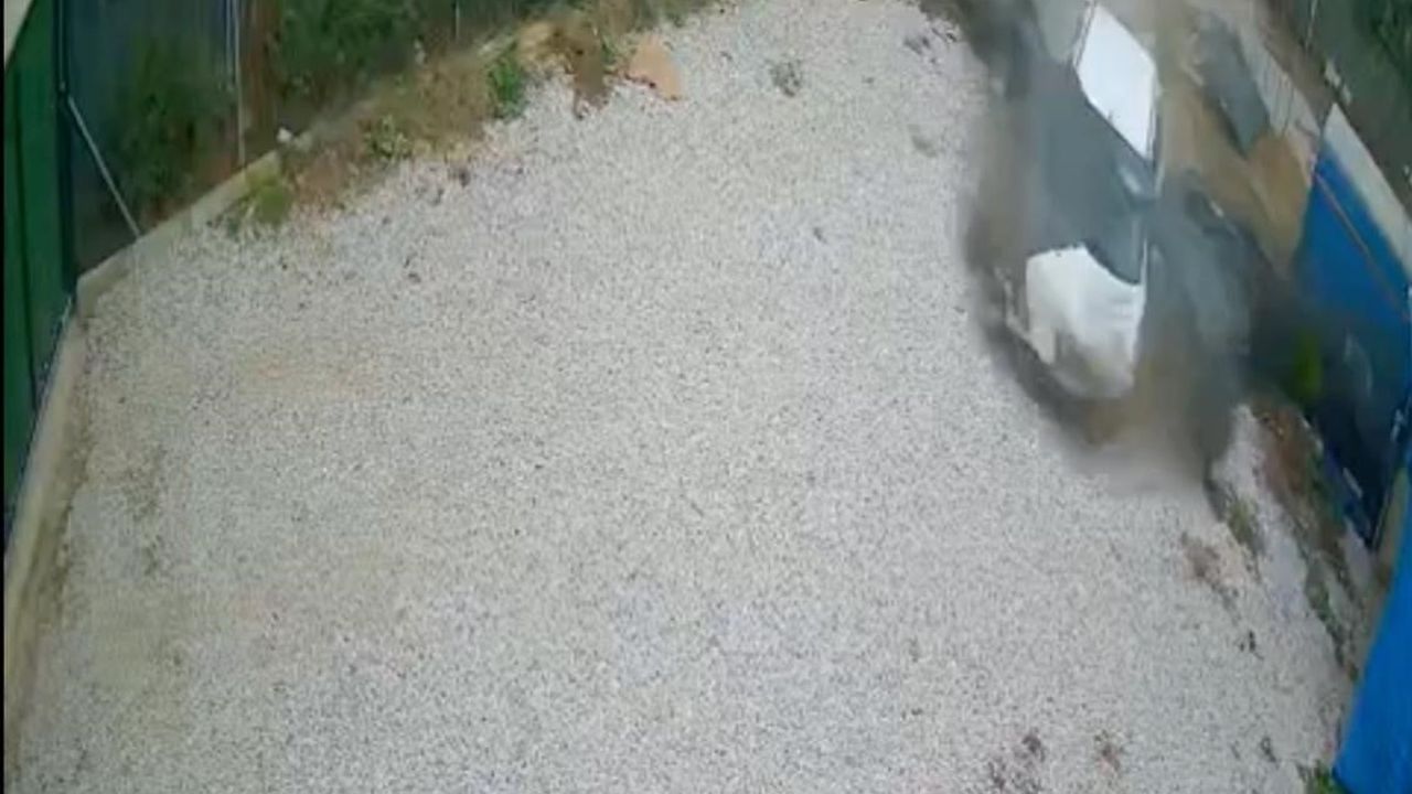 Bursa'da direksiyon hakimiyetini kaybeden sürücü hobi evinin bahçesine girdi