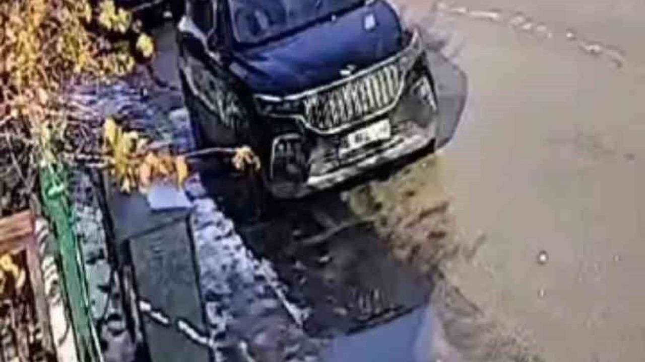 Bursa'da güneş kardan adamı eritti, kaldırımda devrildi