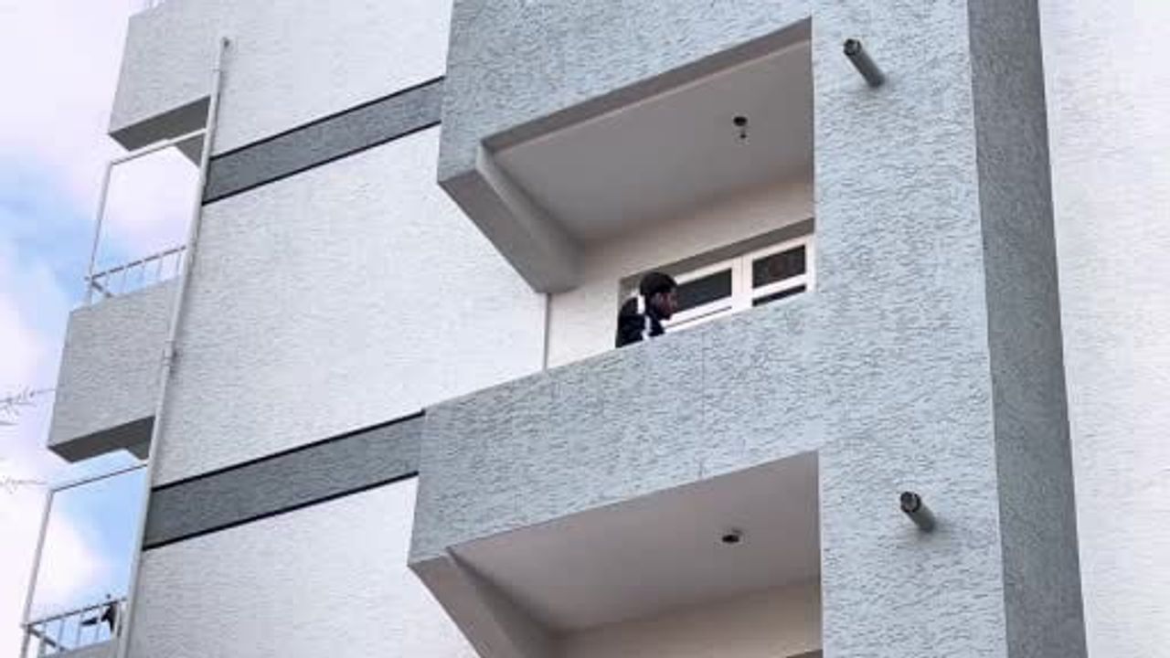 Bursa'da izinli hükümlü balkona kilitledi; müzakereci ekipler sevk edildi