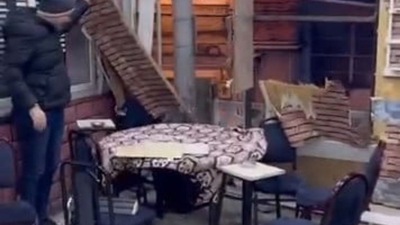 Bursa'da kahvehanede duvar çöktü, oyuncular oyunlarına devam etti