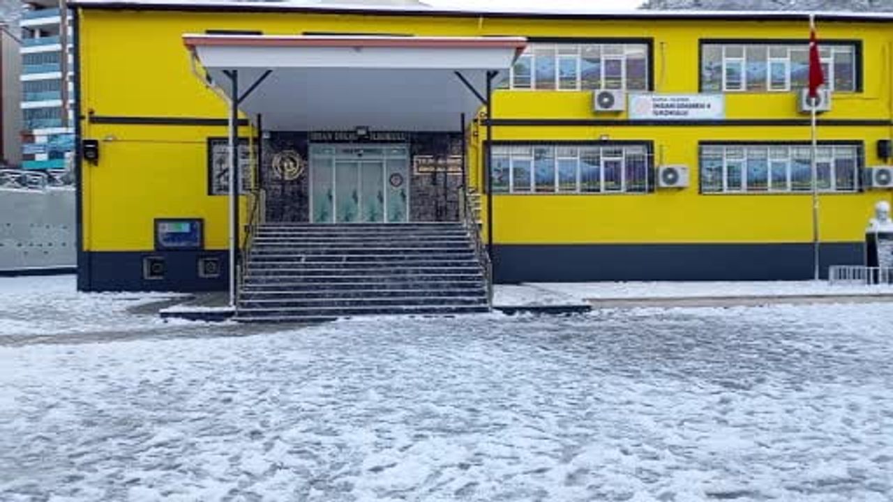 Bursa'da kar eğitimi aksattı: İhsan Dikmen Ortaokulu'nda devamsızlık