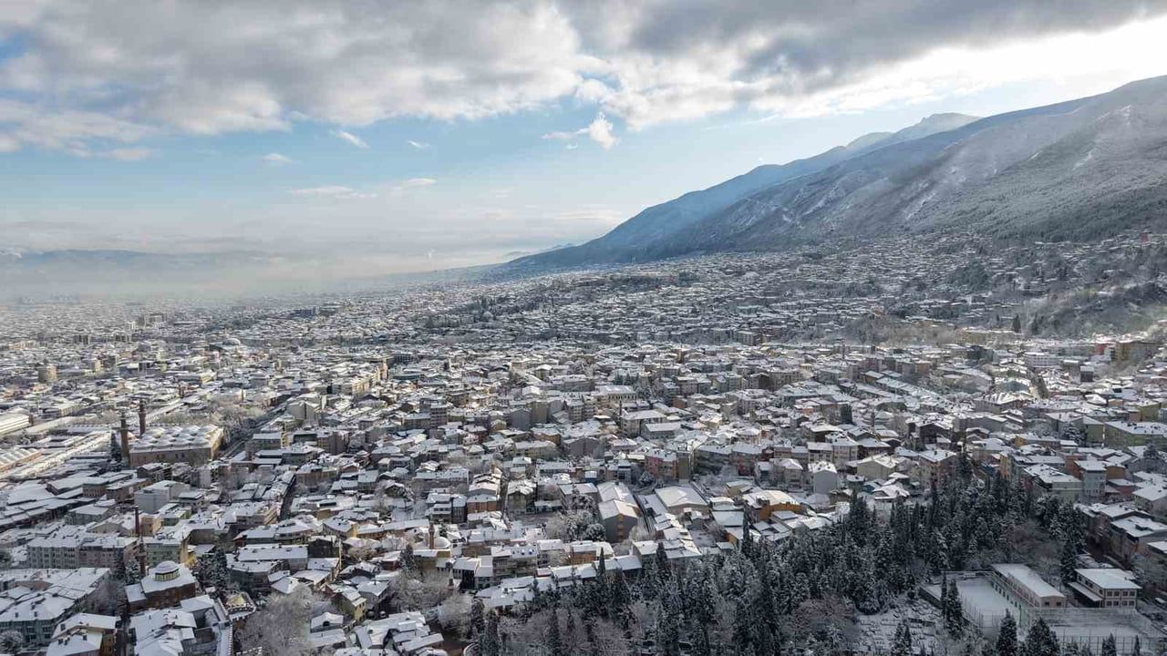 Bursa'da kar Uludağ eteklerindeki tarihi evlerde kartpostallık manzaralar yarattı