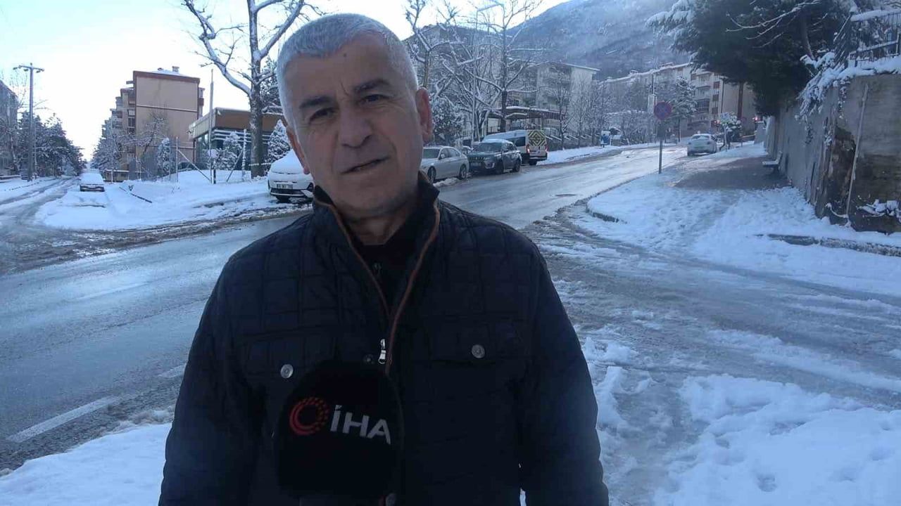 Bursa'da kar yağışı okulları etkiledi: İhsan Dikmen Ortaokulu'nda devamsızlık