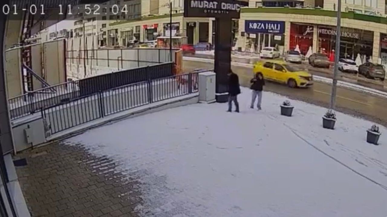 Bursa'da Karda Kalp Çizen Çiftin Romantik Anları Kamerada