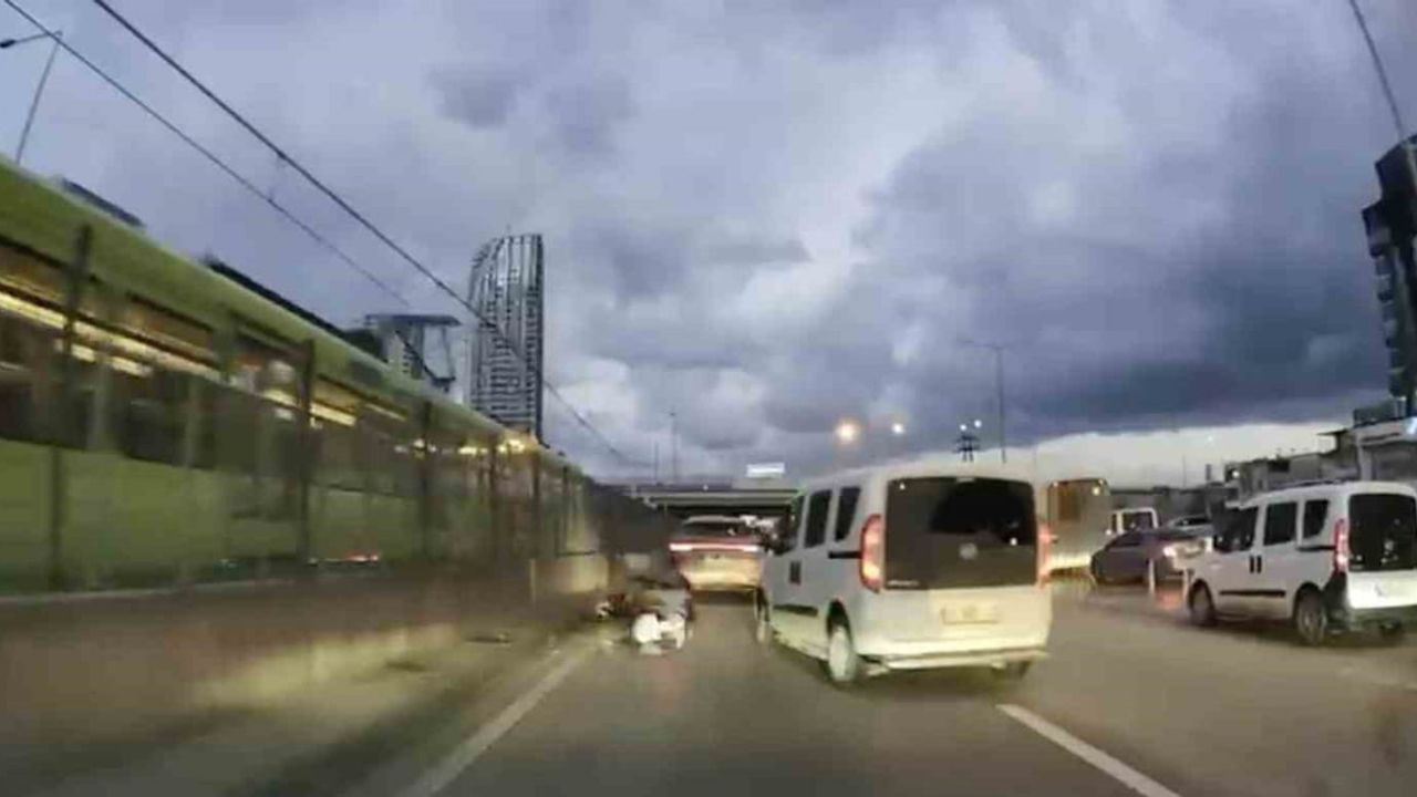 Bursa'da kaza anı: Yaralıyı bıraktı, önce aracına baktı