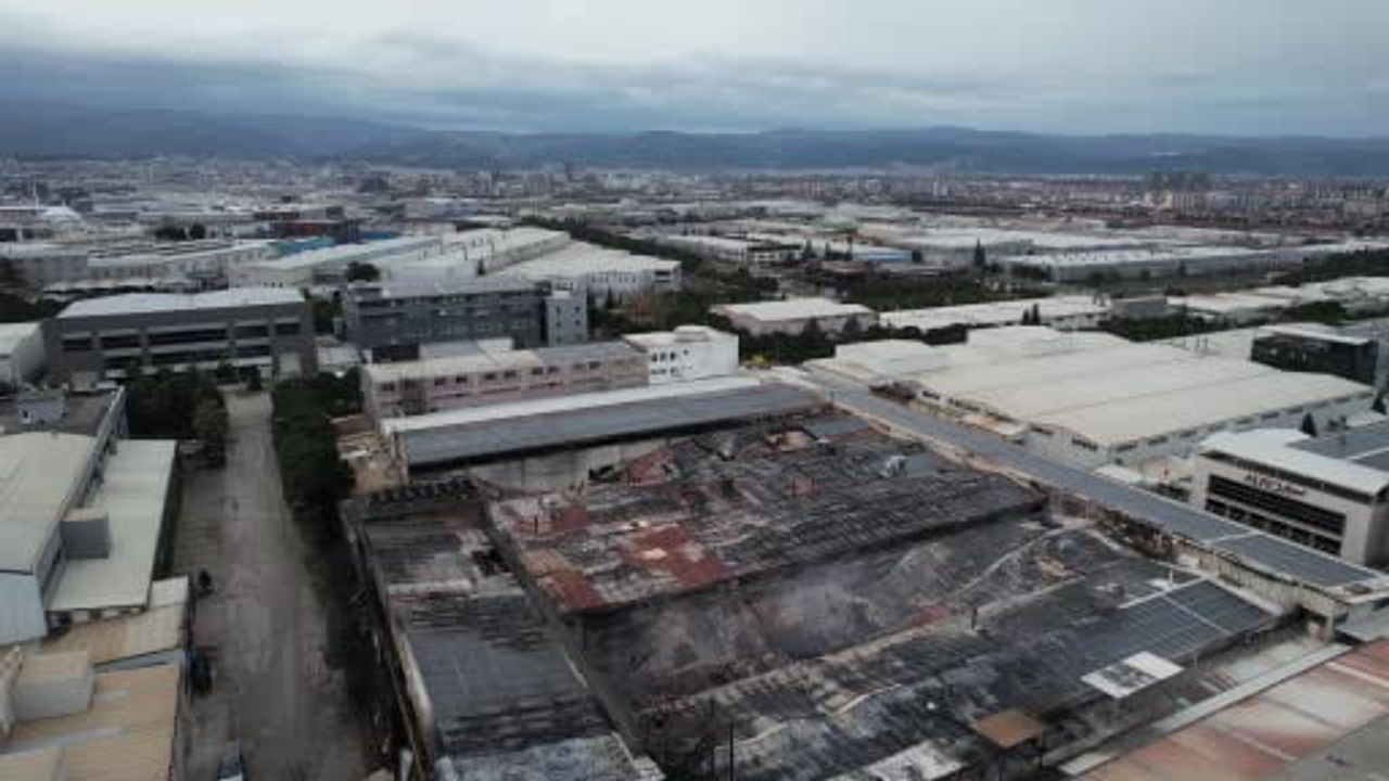 Bursa'da kimyasal kaplama fabrikasında gece yangını — sabah dron görüntüleri