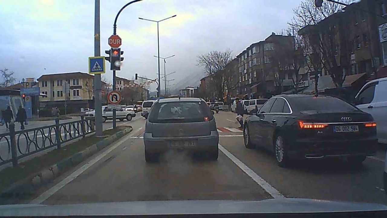 Bursa'da kırmızı ışık ihlali yayanın güvenliğini tehlikeye attı