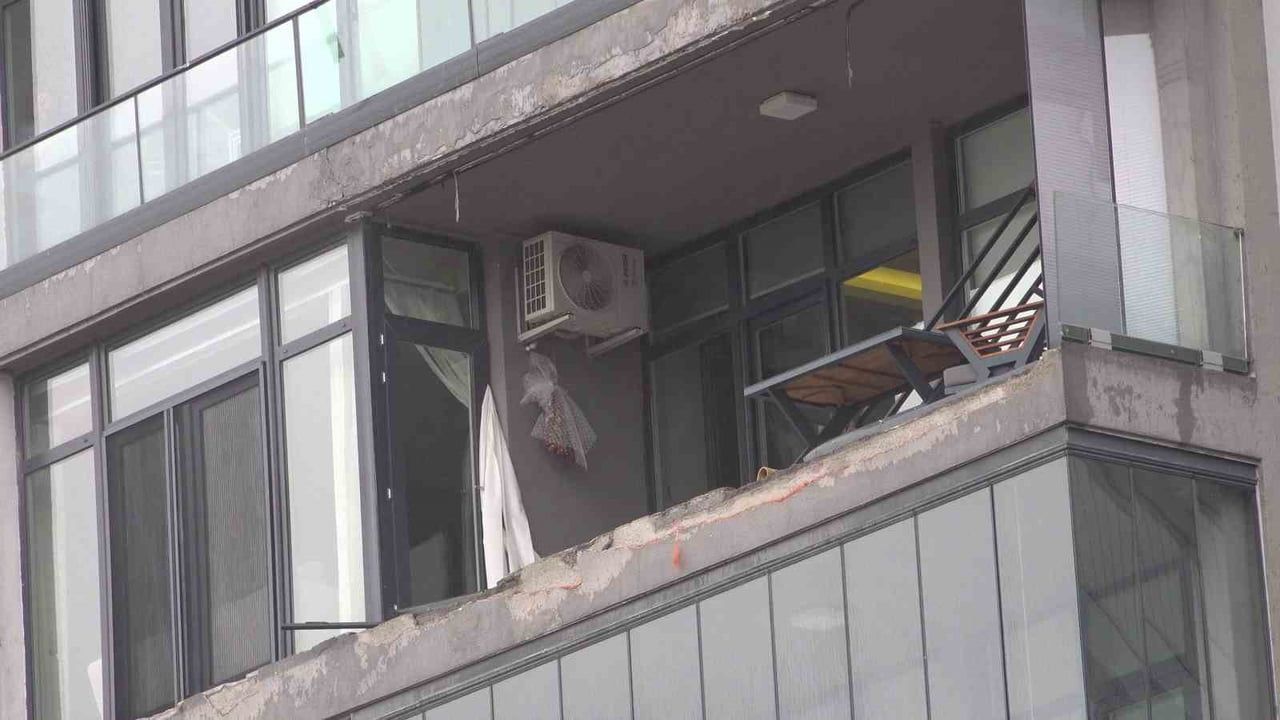 Bursa'da lodos lüks sitenin cam balkonlarını söktü