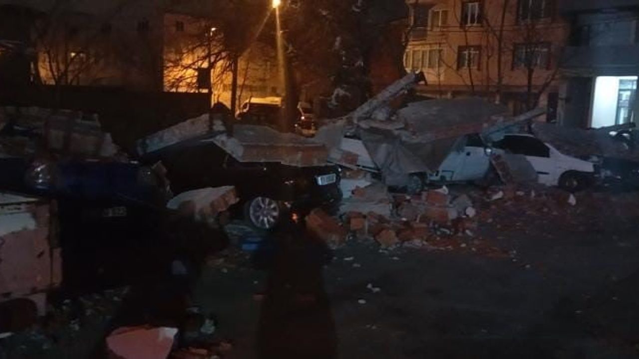 Bursa'da lodos nedeniyle duvar çöktü, 10 araç zarar gördü