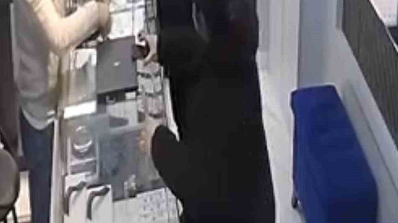 Bursa'da maskeli soygun girişimi güvenlik kamerasında