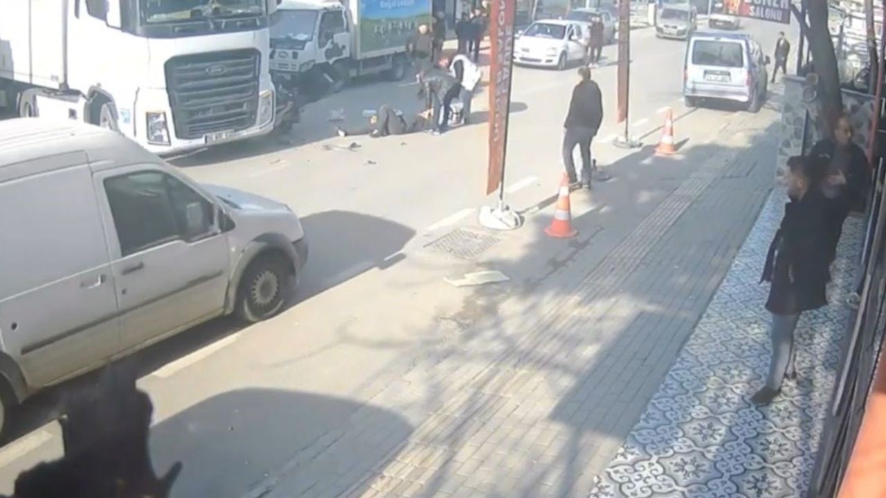 Bursa'da motokurye anayola çıkan tıra çarptı — kaza anı kamerada