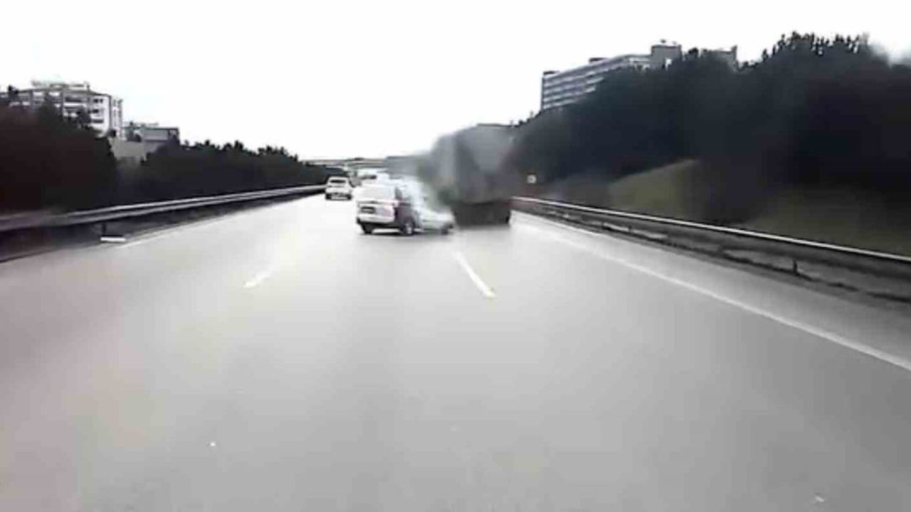 Bursa'da Mudanya çıkışında dönen kamyonetle zincirleme kaza atlatıldı