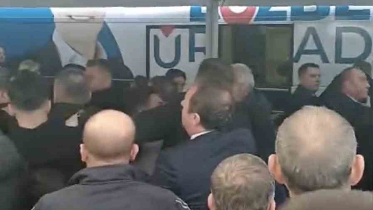 Bursa'da Mustafa Bozbey'e yumruklu saldırı girişimi engellendi