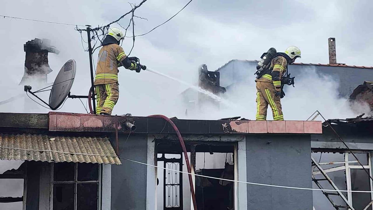 Bursa'da müstakil evde yangın: 82 yaşındaki adam dumandan etkilendi