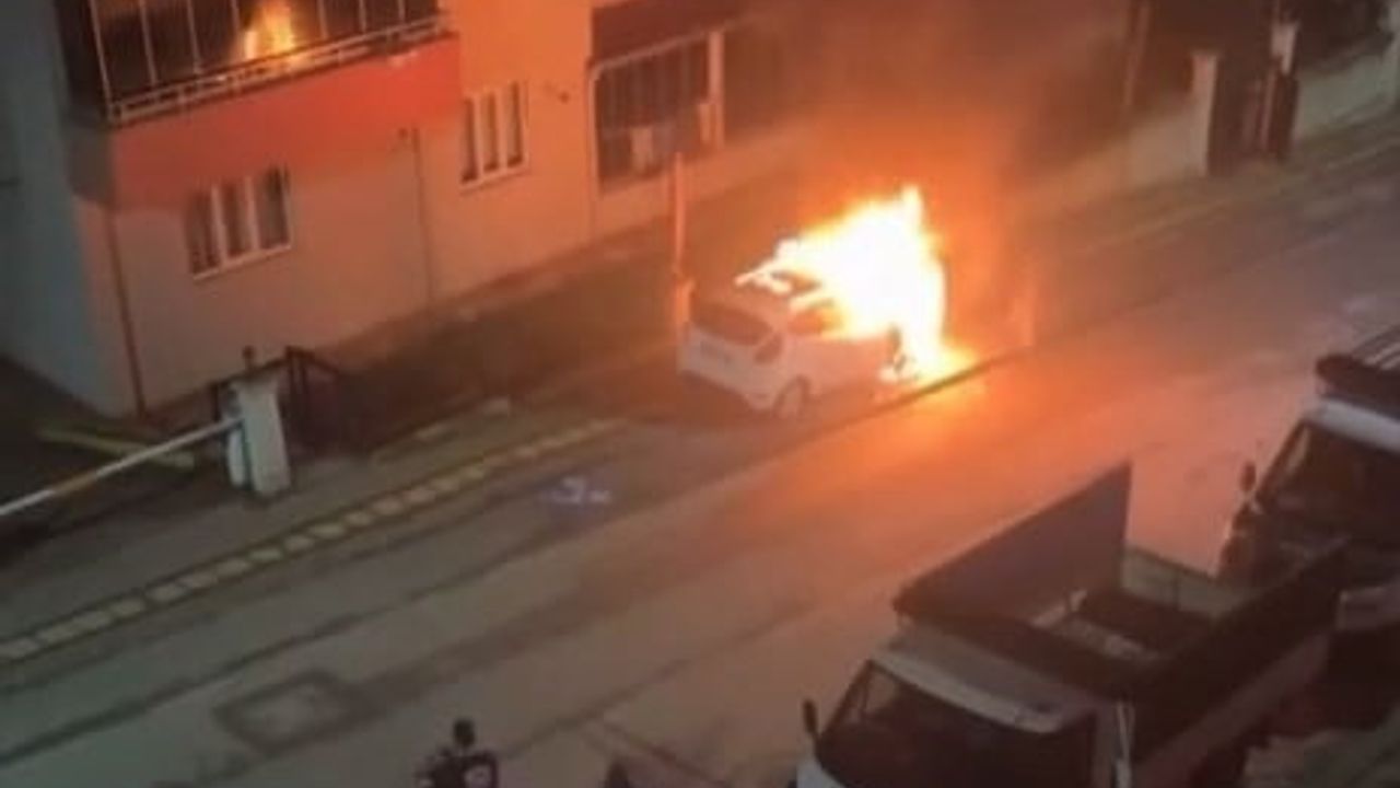 Bursa'da Nilüfer ve Kestel'de Araç Yangınları: Gümüştepe'de Otomobil Alev Topuna Döndü