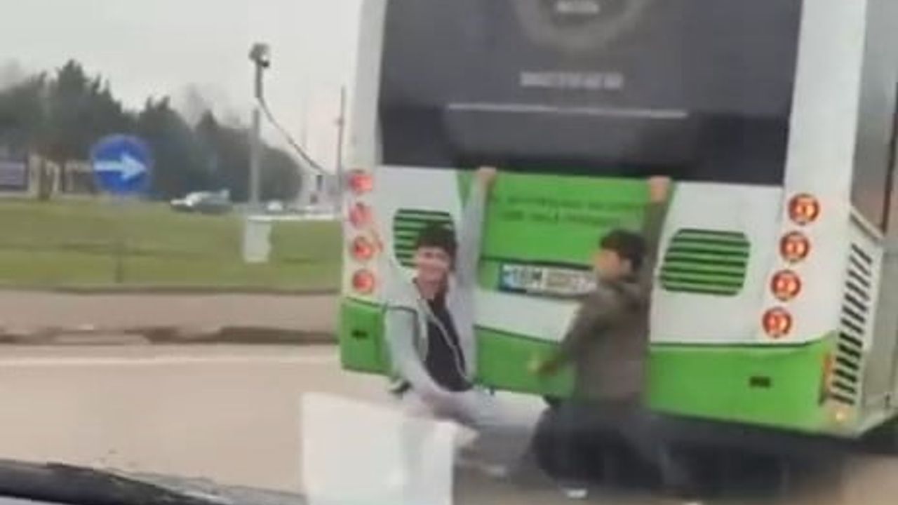 Bursa'da otobüs arkasına tutunan çocukların tehlikeli yolculuğu