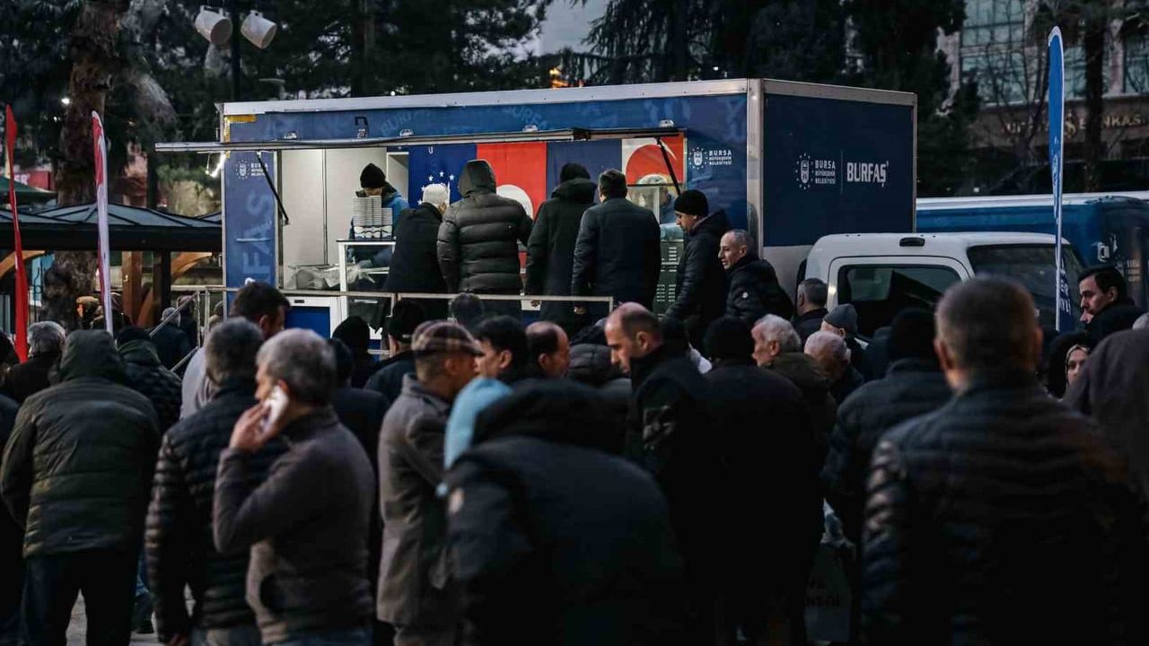 Bursa'da Pazar Sabahları Sıcak Çorba İkramı
