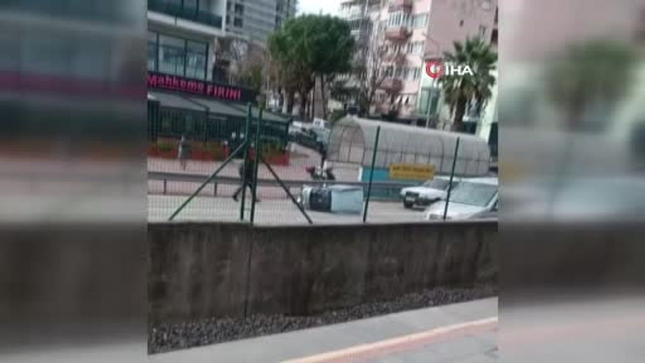 Bursa'da Rüzgar Mini Otomobili Devrildi; Sürücü Vatandaşlarca Kurtarıldı