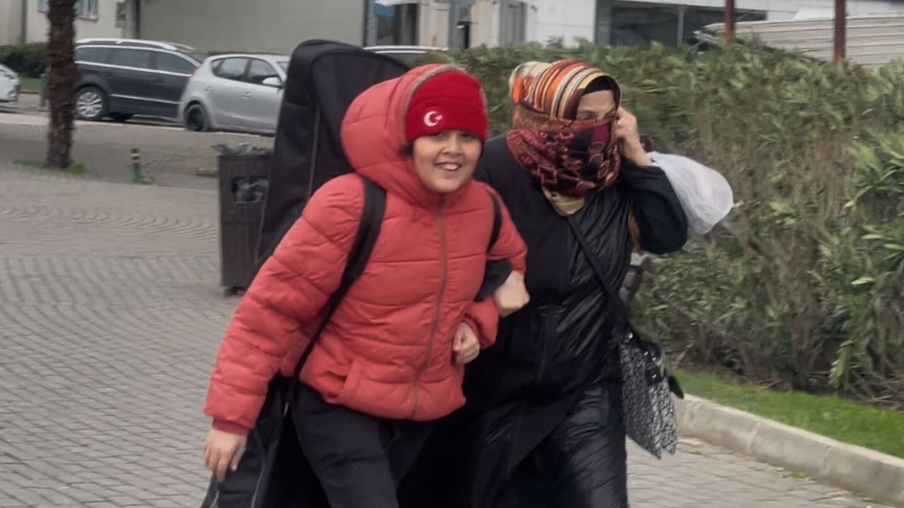 Bursa'da saatte 75 kilometreye varan fırtına yaşamı etkiledi