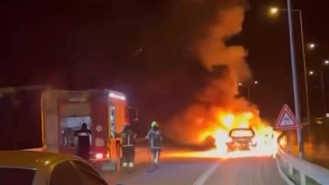 Bursa’da seyir halindeki otomobil alev aldı, sürücü çaresizce izledi