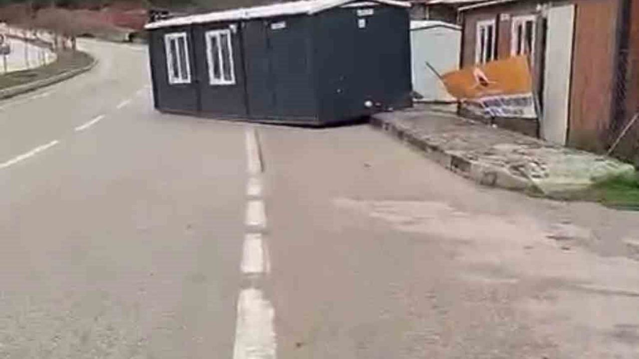 Bursa'da şiddetli fırtına: Çatılar, ağaçlar ve prefabrik yapılar zarar gördü