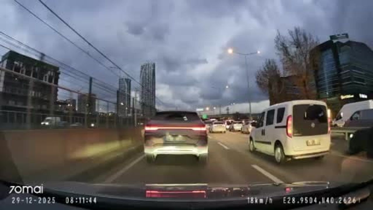 Bursa’da tepki çeken kaza: Motosikletliye yardım etmeyip aracını kontrol etti