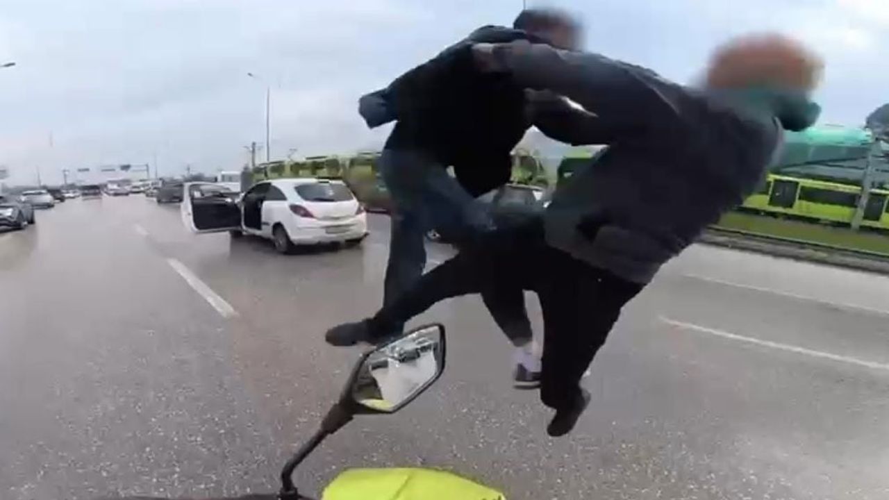 Bursa’da trafikte uçan tekmeli kavga kameraya yansıdı