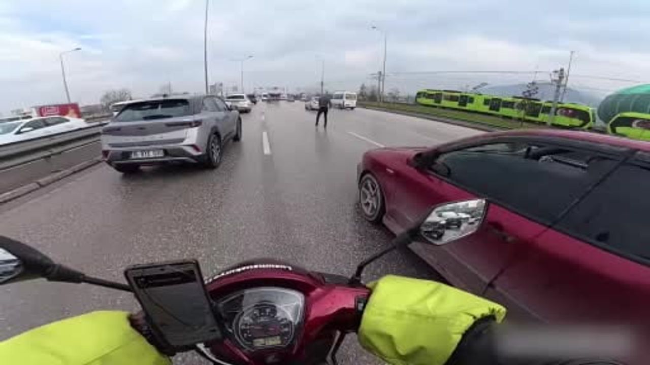 Bursa'da 'yol verme' tartışması kavgaya dönüştü: Uçan tekmeler kamerada