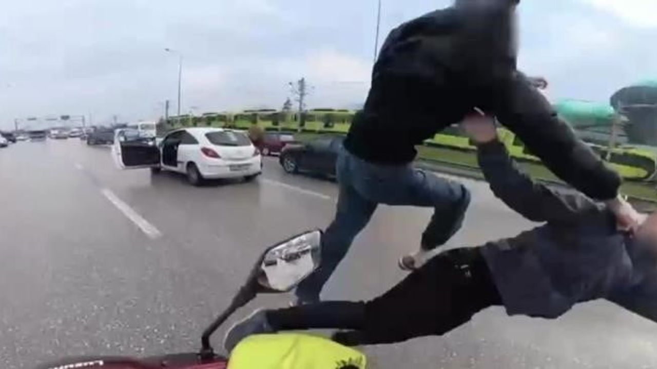 Bursa'da 'yol verme' tartışması kavgaya dönüştü: Uçan tekmeler sonrası iki sürücü gözaltında