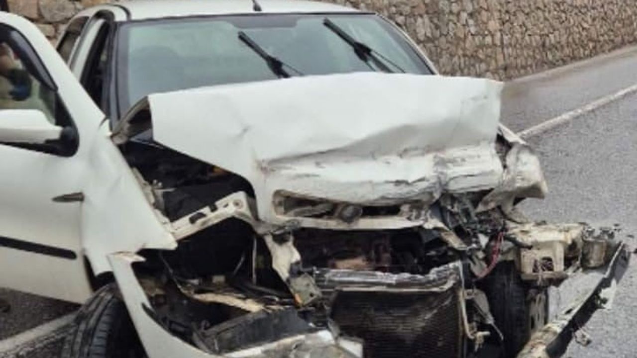 Bursa İnegöl'de bariyere çarpan otomobilde 3 kişi yaralandı