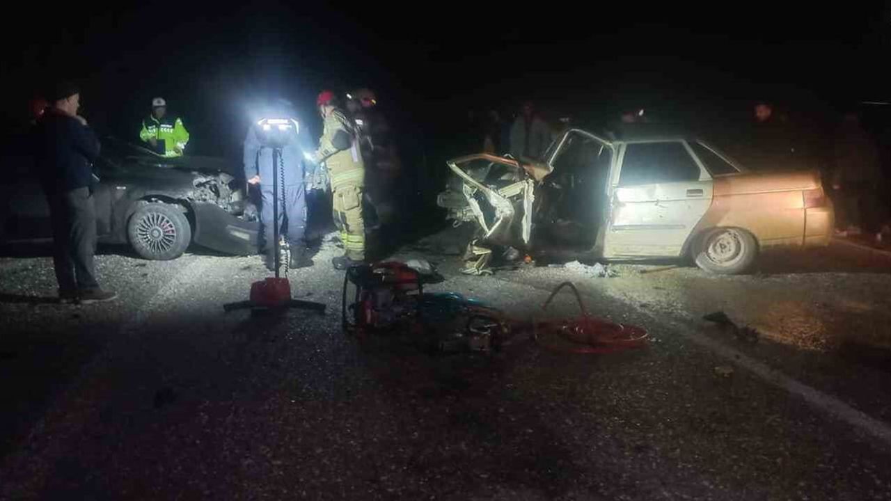 Bursa İnegöl'de kafa kafaya çarpışma: 3 yaralı