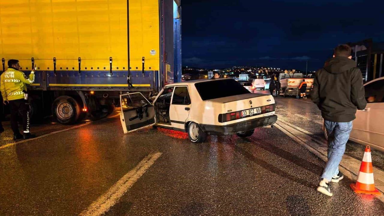 Bursa İnegöl'de Otomobil Tıra Çarptı: 1 Yaralı