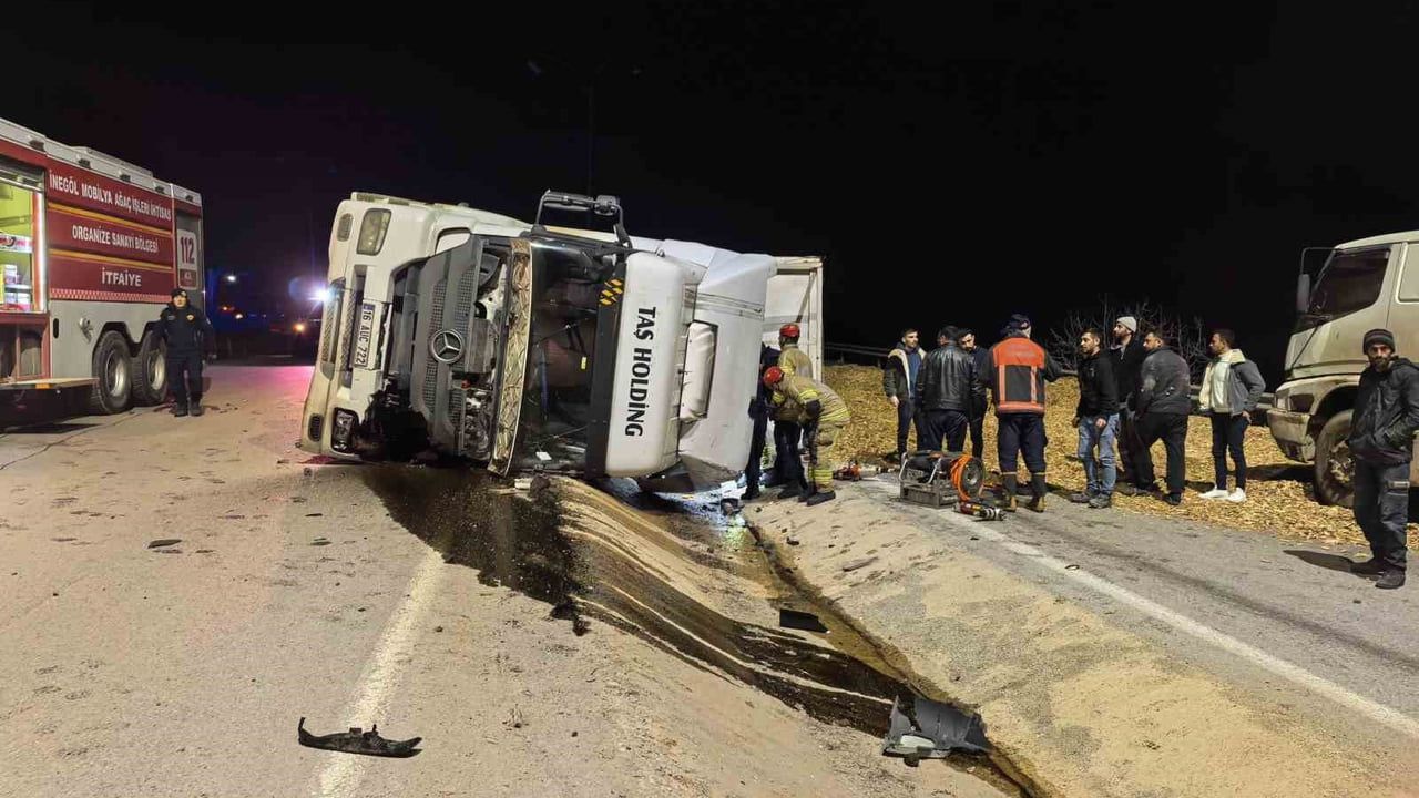 Bursa İnegöl'de talaş yüklü tır devrildi: Sürücü Emrah Aydın hayatını kaybetti
